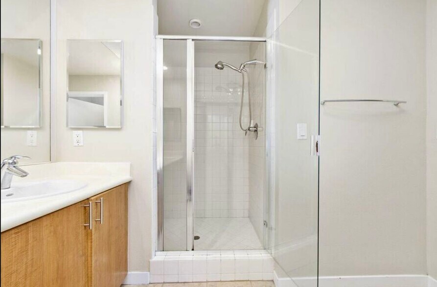 Primary Bathroom - 3090 Glascock St
