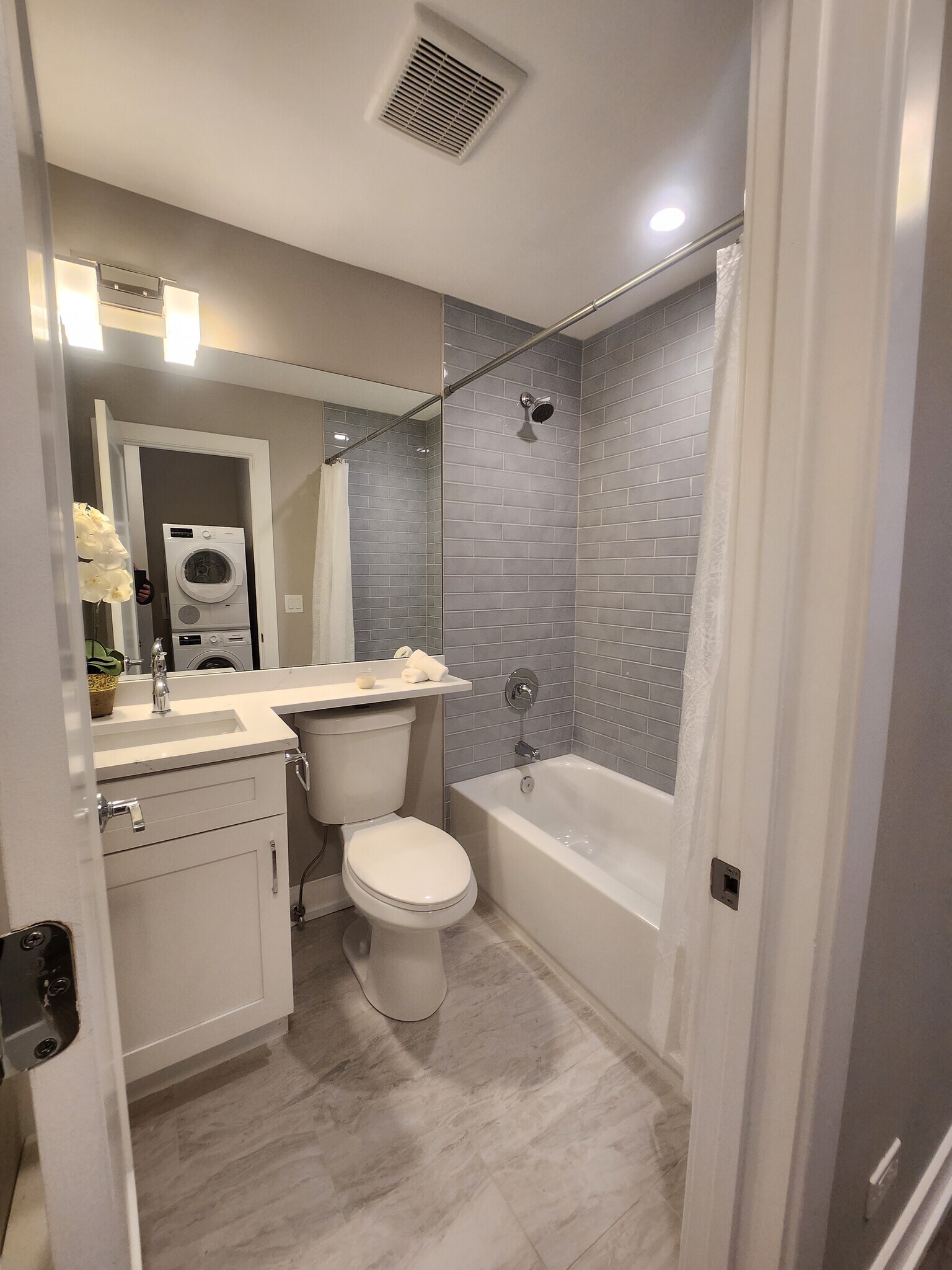 Building Photo - 3937 N Janssen Ave