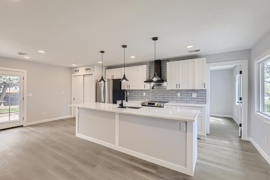 Building Photo - Light & bright University Hills home with ...