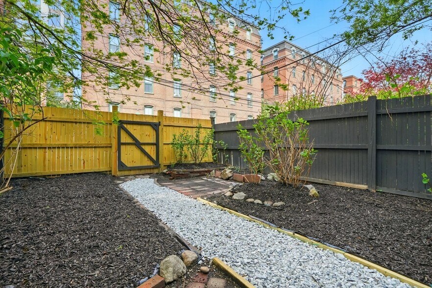 Building Photo - 100 E Brookline St