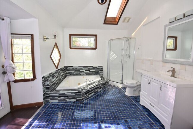 Building Photo - Mishawaka 4 bedroom with a Primary suite a...