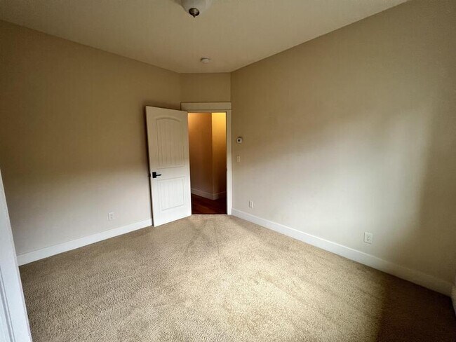 Building Photo - 2360 NW 19th St