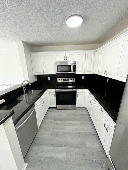 Building Photo - 1845 Vista Way