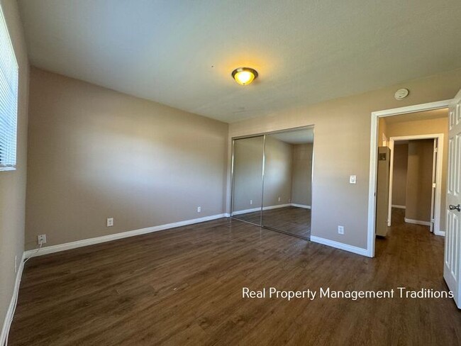 Building Photo - Spacious 2 + 1 Apartment in Palmdale