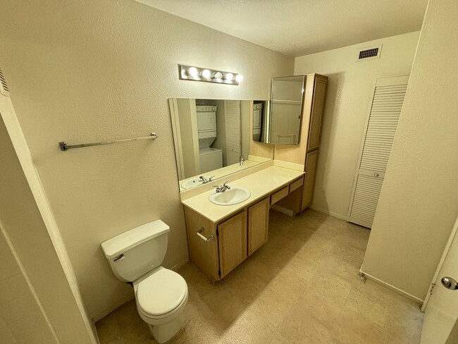 Building Photo - Darling Southwest one bedroom condo locate...