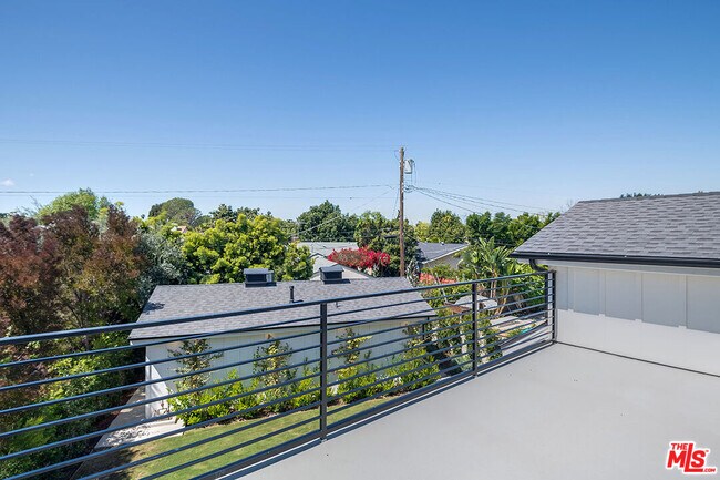 Building Photo - 4963 N Clybourn Ave