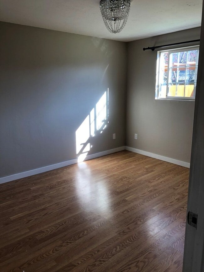 Building Photo - Perfect 3 bedroom/1 bath Home in Downtown ...