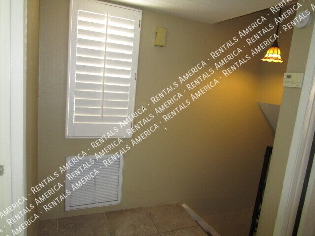 Building Photo - 711 E North Ln