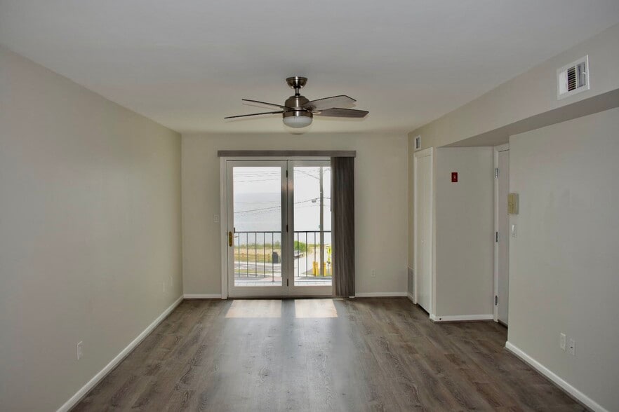 Livingroom - 215 Beach St