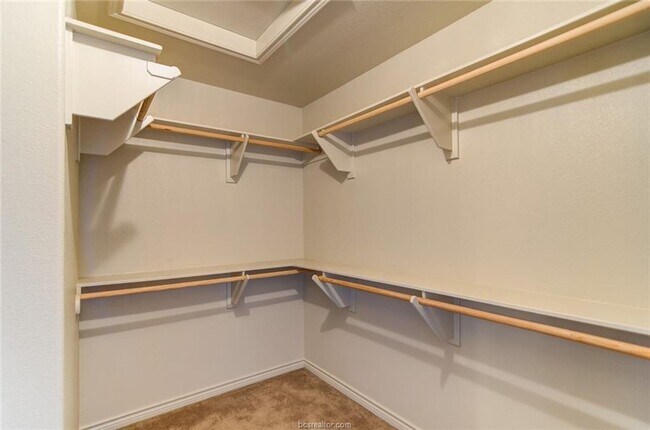 Building Photo - Available August 2026! Beautiful 5 Bed/4 B...