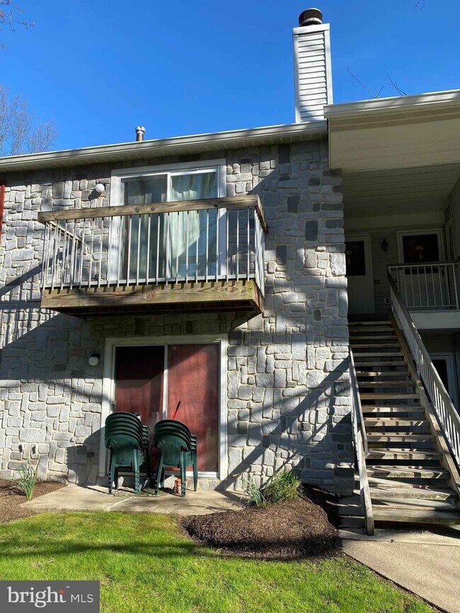 Sunny balcony - 15 Azalea Ct