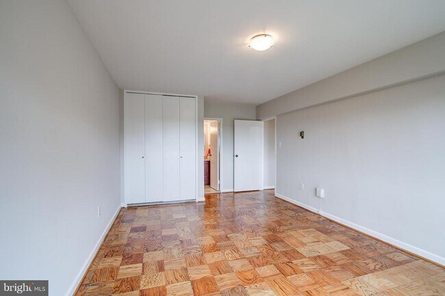 Building Photo - Wesley Heights Two Bedroom, Two Baths, Fur...