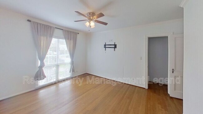 Building Photo - 5739 Kenwood Ave