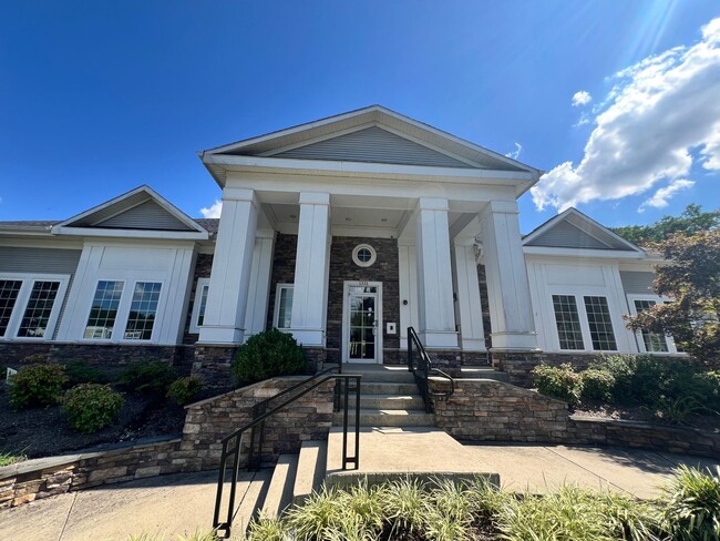 Building Photo - Lovely 3 BR/2 BA Condo in Capitol Heights!