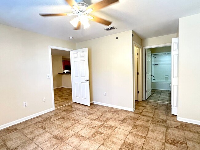 Building Photo - 1 Bed/1 Bath Condo. You'll Love This Commu...