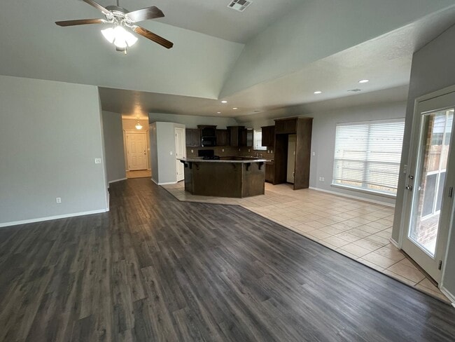 Building Photo - JENKS SCHOOLS - 3 bed with study and formal dining!!