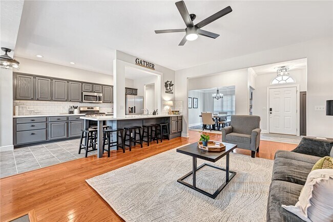 Building Photo - 701 SW Maidstone Ave