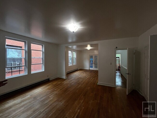 Building Photo - Spacious Fully Renovated 4-Bedroom in Sout...