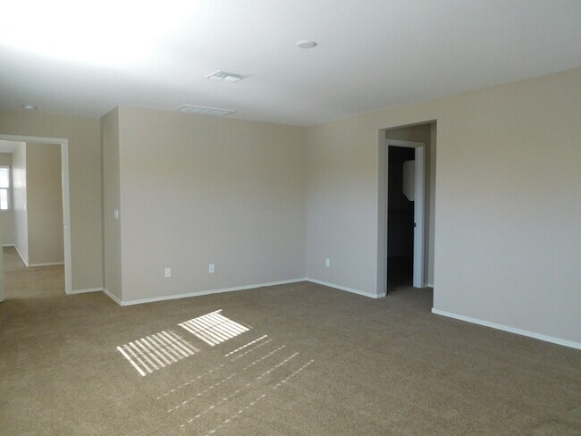 Building Photo - Naturally Well-Lit 4 bed/3 bath Single-Fam...