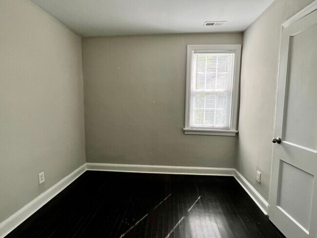 Building Photo - Charming 2 bedroom, 1 bathroom Rancher in ...