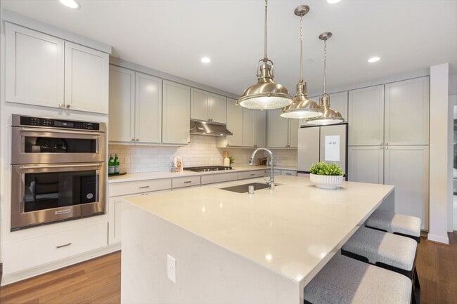 Building Photo - Comfort Meets Convenience in This Bellevue Condo