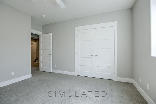 Building Photo - Luxury Townhome