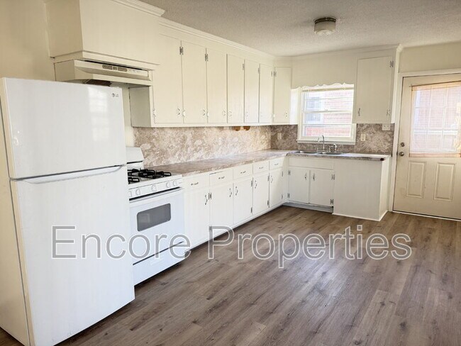 Building Photo - 1502 Larson St