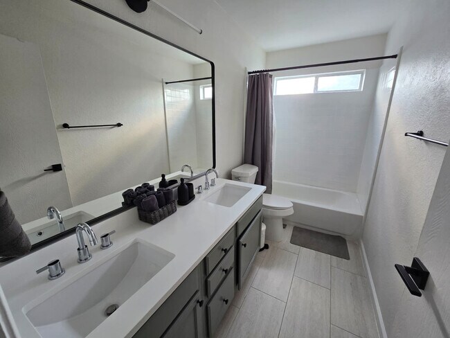 Building Photo - 6872 Greenleaf Dr