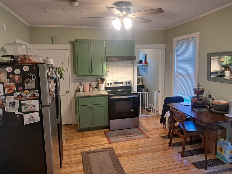 Kitchen/dining - 377 Pearl St