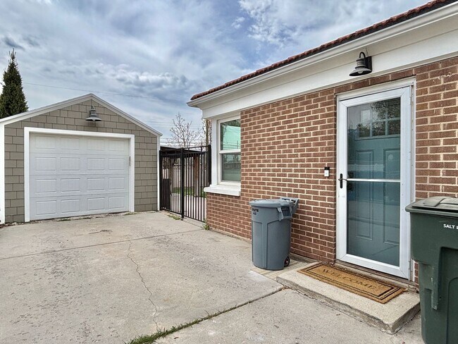 Building Photo - 2054 E Crystal Ave