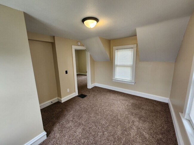 Building Photo - 603 Leclaire St