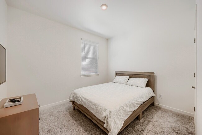 Building Photo - "Spacious 5-Bed Oasis with 3 Full Baths in Scenic Castle Rock – Your Dream Home Awaits!"