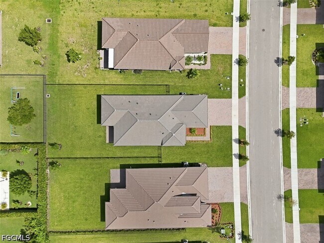 Building Photo - 5069 Penella Ave