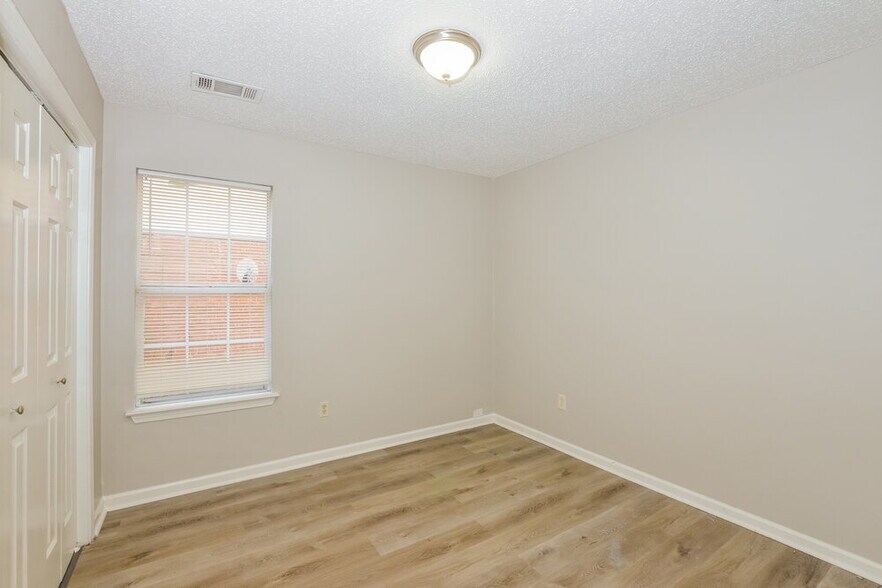 Building Photo - 6597 Sungate Dr S