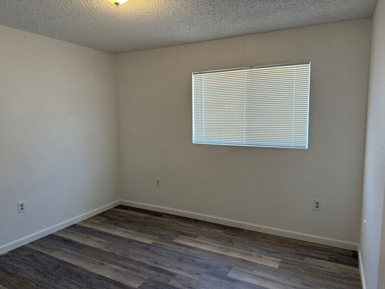 Building Photo - 860 E Brown Rd