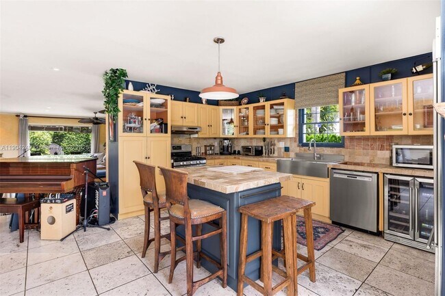 Building Photo - 7975 Biscayne Point Cir