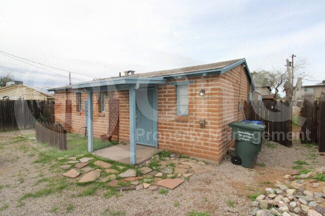 Building Photo - 1019 N Catalina Ave