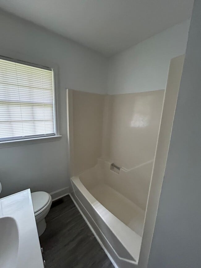 Building Photo - 3 bedroom, two bath home for rent