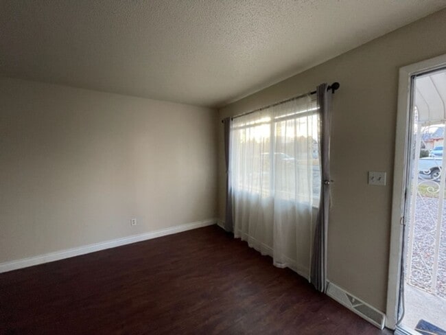 Building Photo - Redlands 3 bed 1.5 bath with yard
