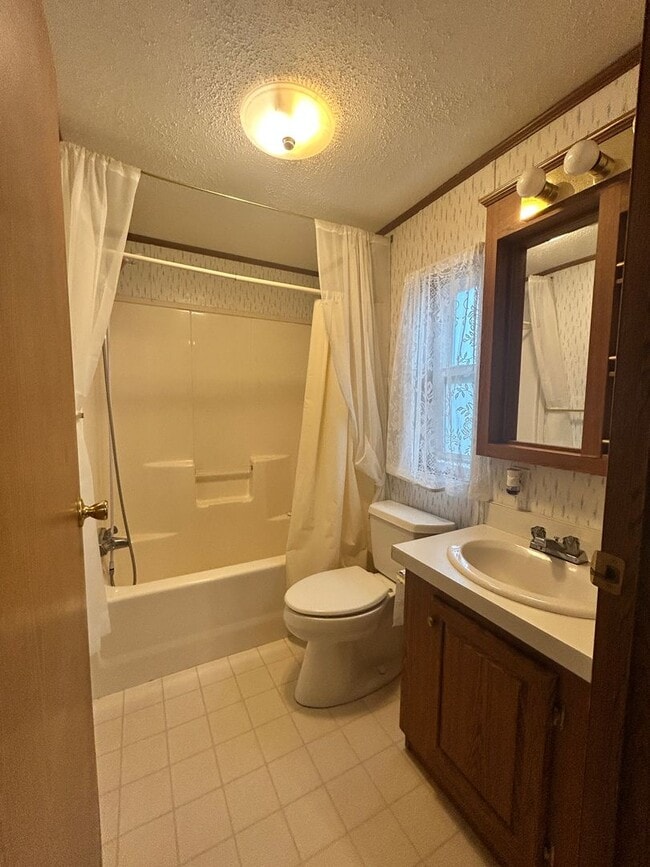 Building Photo - 3 Bed / 2 Bath  on One Acre – Garage Included