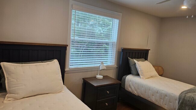 Building Photo - 1330 Lake St