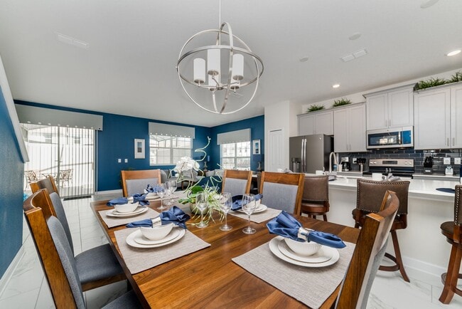 Building Photo - For Rent - Pool Townhome with 5 Bedroom 4 ...