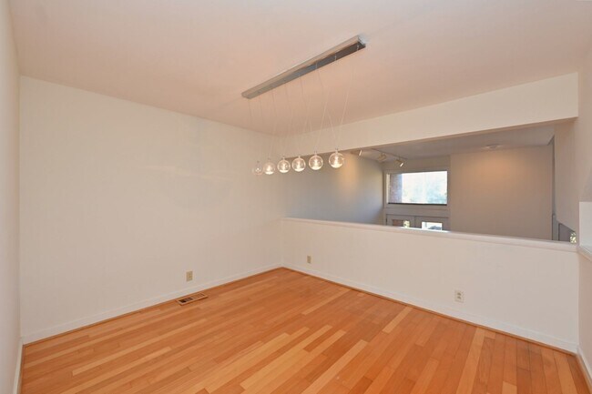 Building Photo - **PERFECTLY SITUATED TOWNHOME IN GREEN HIL...