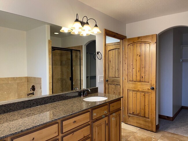 Building Photo - Gorgeous home in Orem