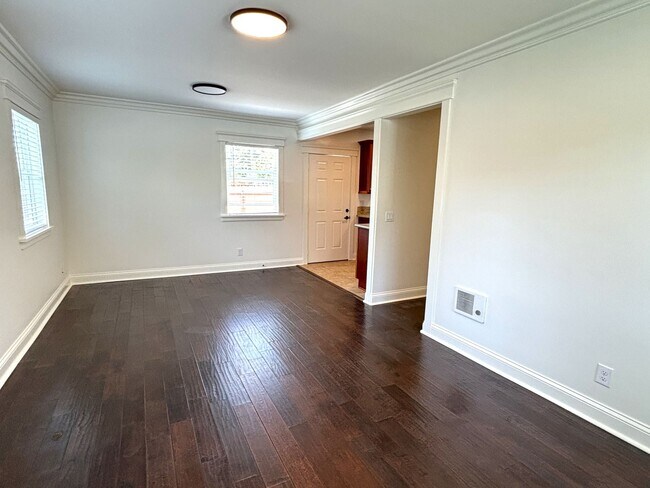 Building Photo - Adorable Beach-Close 2 Bedroom Bungalow in...