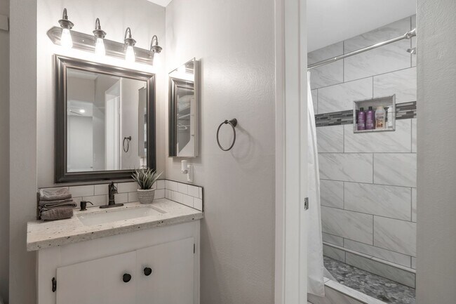 Building Photo - Great South Scottsdale Location 1 Bedroom Fully Furnished (optional)