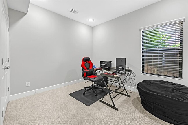 Building Photo - 420 Drennan St