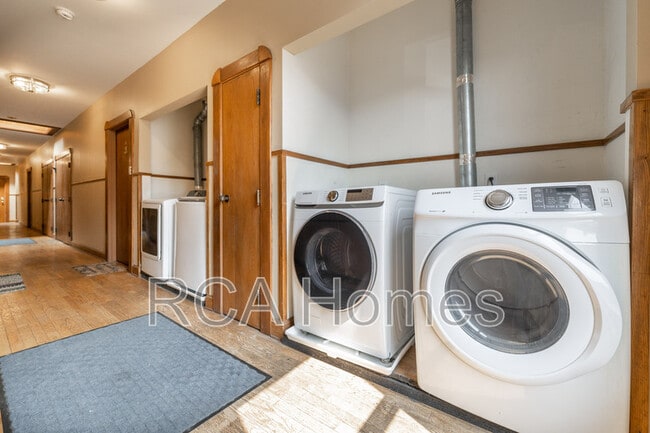 Building Photo - 243 E 11th St