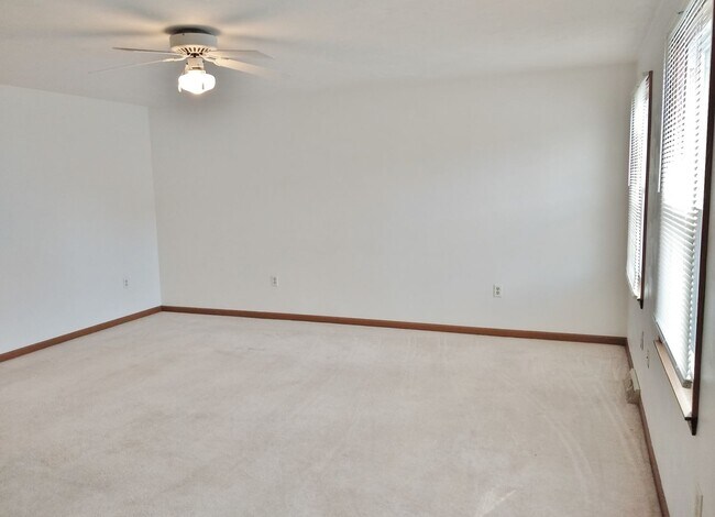 Building Photo - 2 Bed / 1-1/2 Bath Single Family Home Townhome