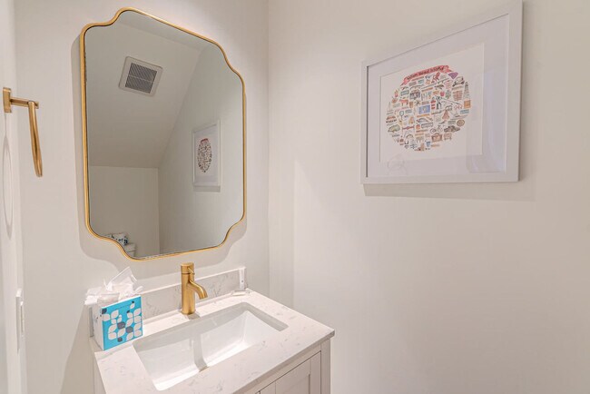 Building Photo - 8 Heath Dr